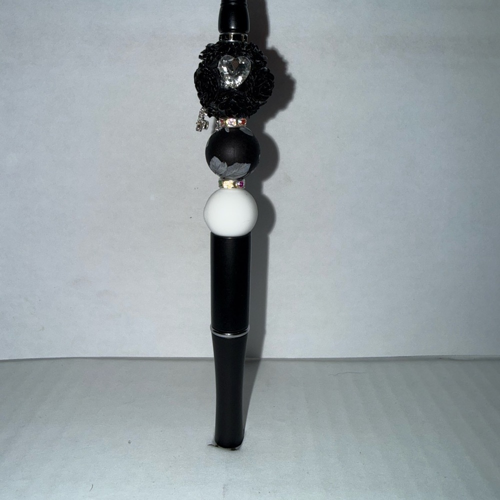 Handmade Beaded Pen-Black rose bouquet with white and black silicone beads
